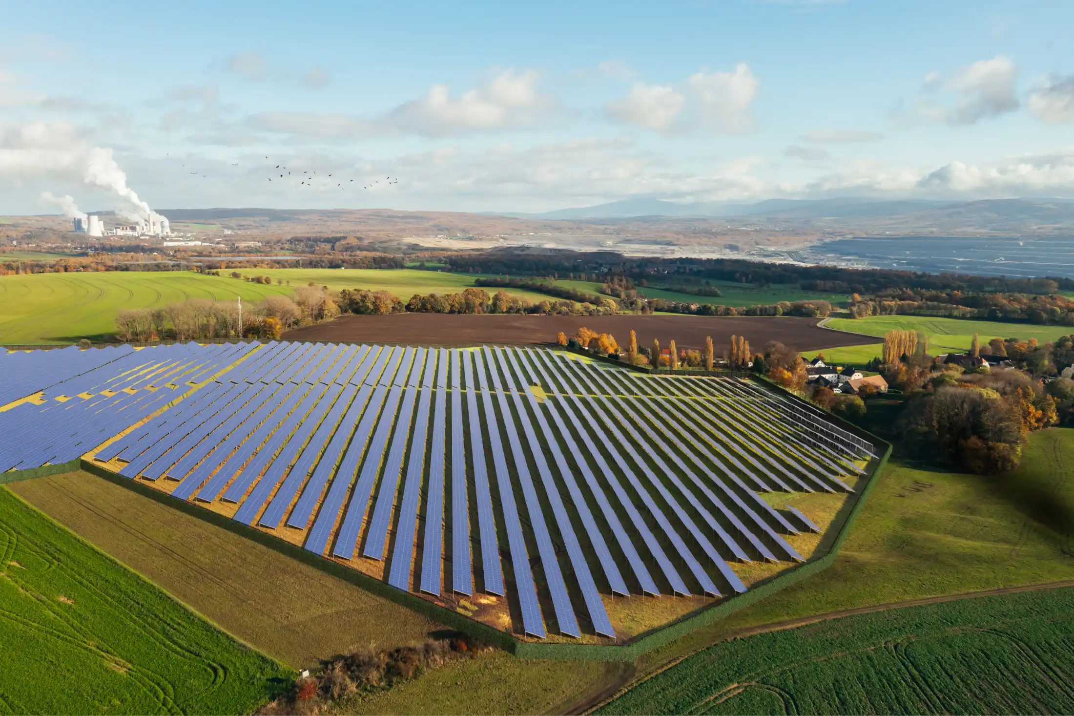 Vista aérea de un proyecto de energía solar en suelo