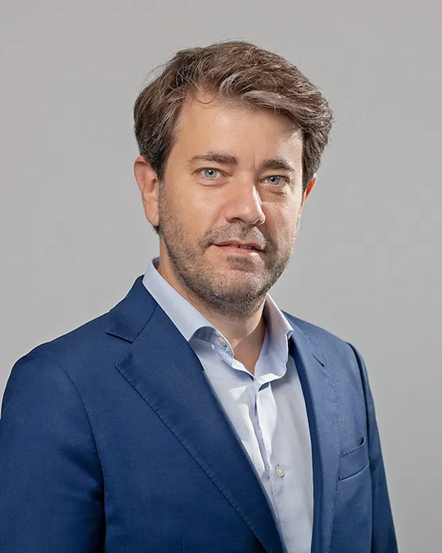 Foto retrato de José Góngora, Director Financiero de DVP Solar