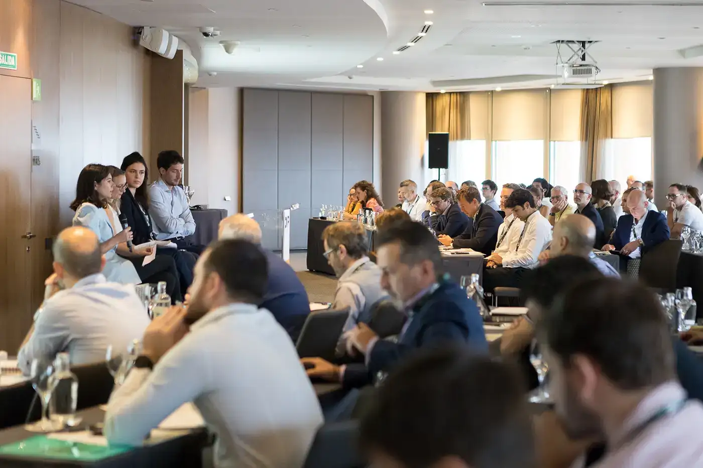 Los empleados se enteran de las últimas noticias durante las reuniones