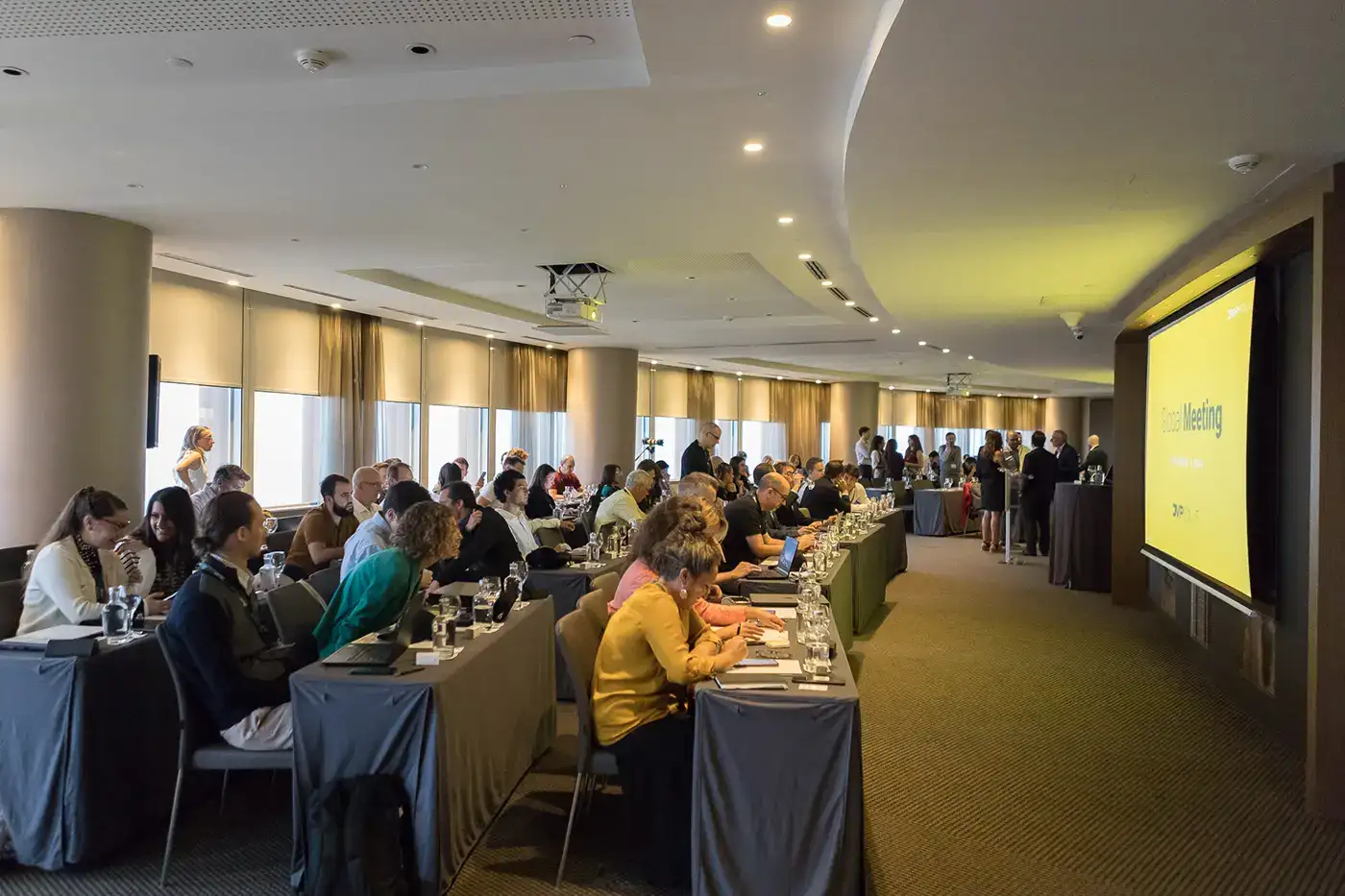 Todos los empleados asisten a las presentaciones por departamentos